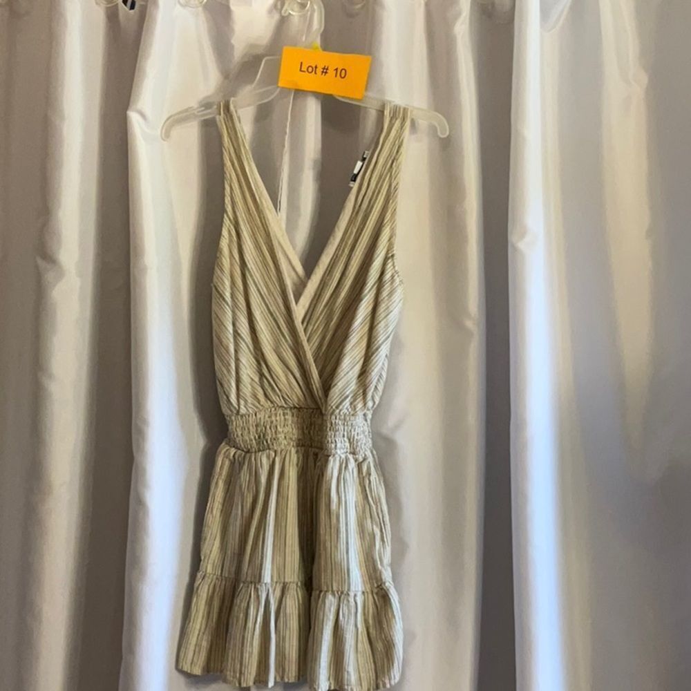 AMERICAN EAGLE cotton romper with v back & front, side skirt pockets in xsmall